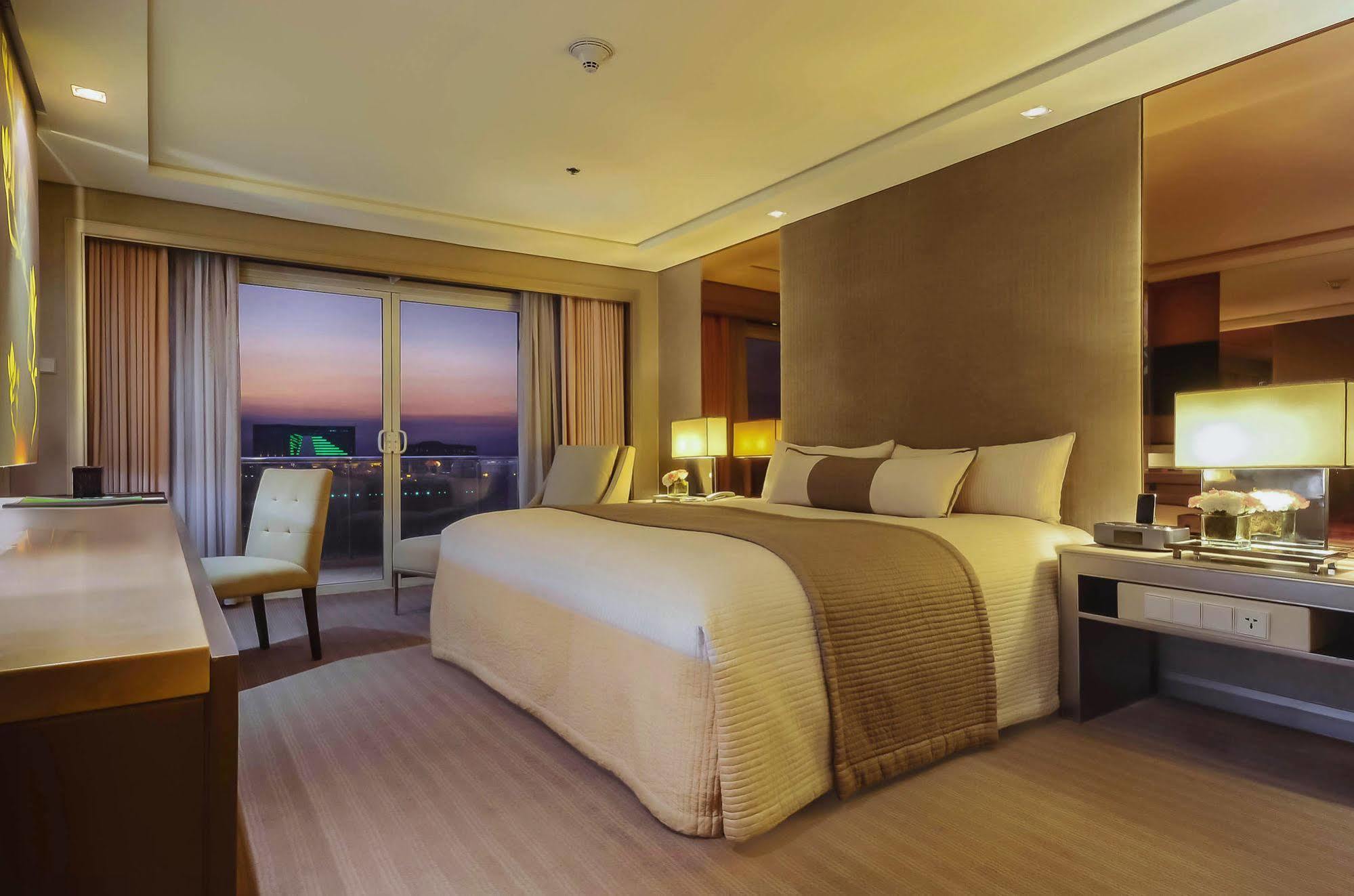 Midas Hotel And Casino Pasay Exterior photo